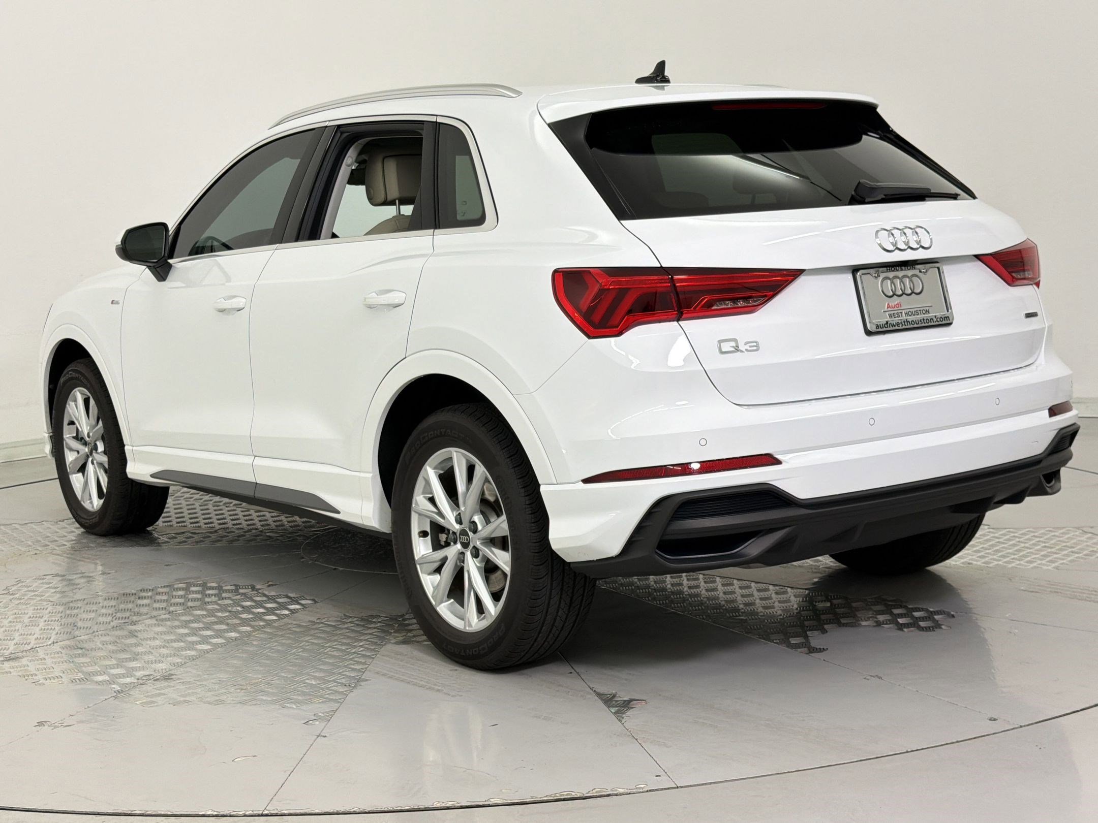 Certified 2025 Audi Q3 2.0T Premium w/ Convenience Package image 3