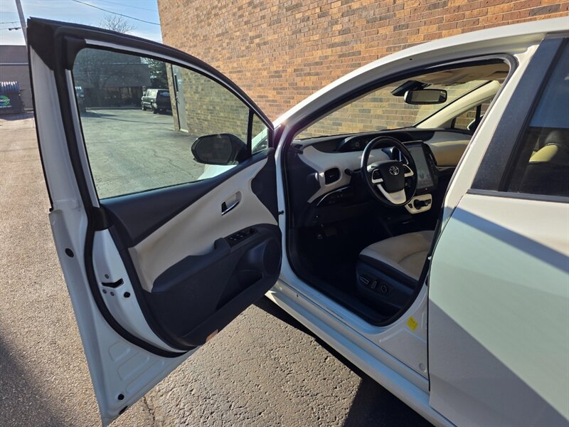 Used 2018 Toyota Prius Four w/ Advanced Technology Package FWD image 19