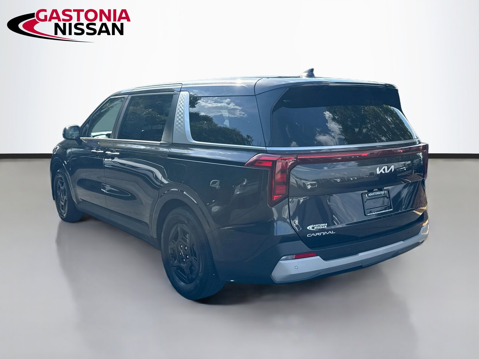 Used 2025 Kia Carnival FWD image 6