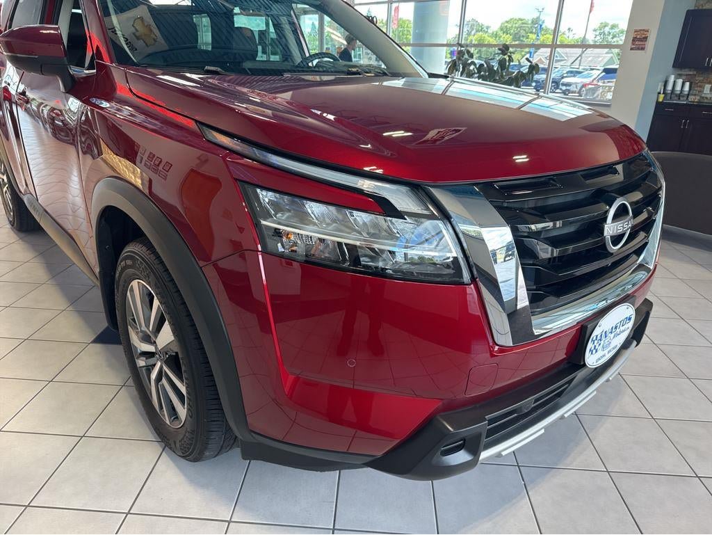 Used 2023 Nissan Pathfinder SL AWD/4WD image 5