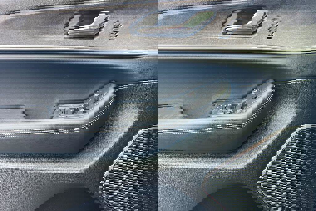 New 2025 Jeep Grand Cherokee L Limited w/ Luxury Tech Group II image 8