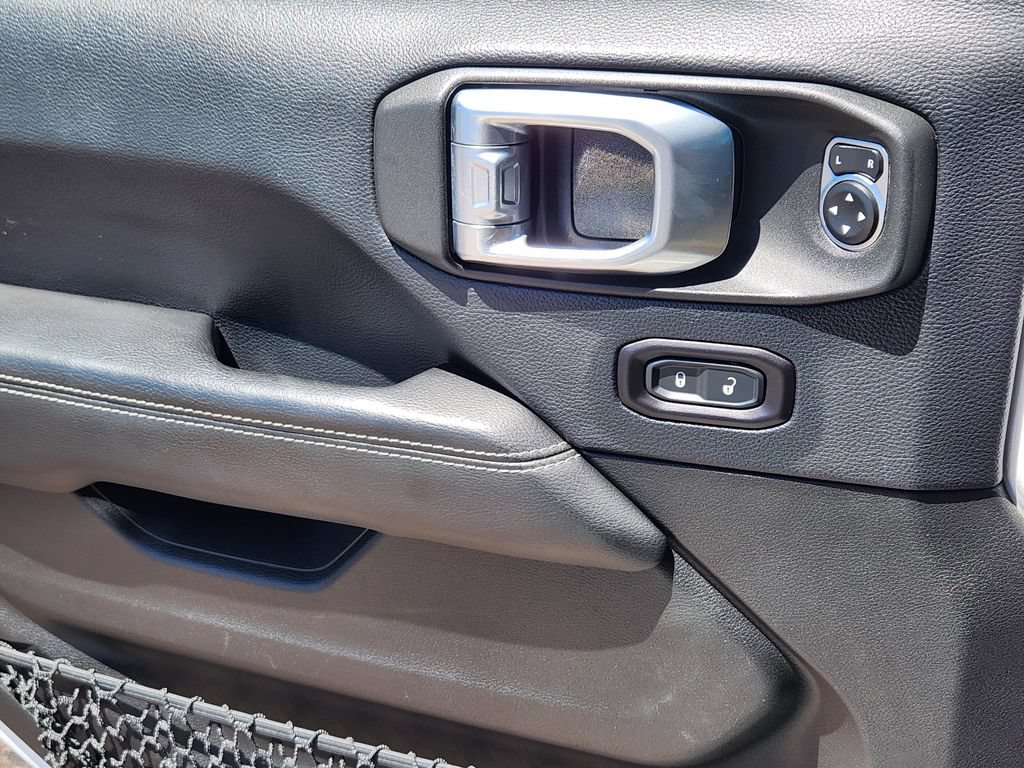 Used 2018 Jeep Wrangler Unlimited Sahara AWD/4WD image 14