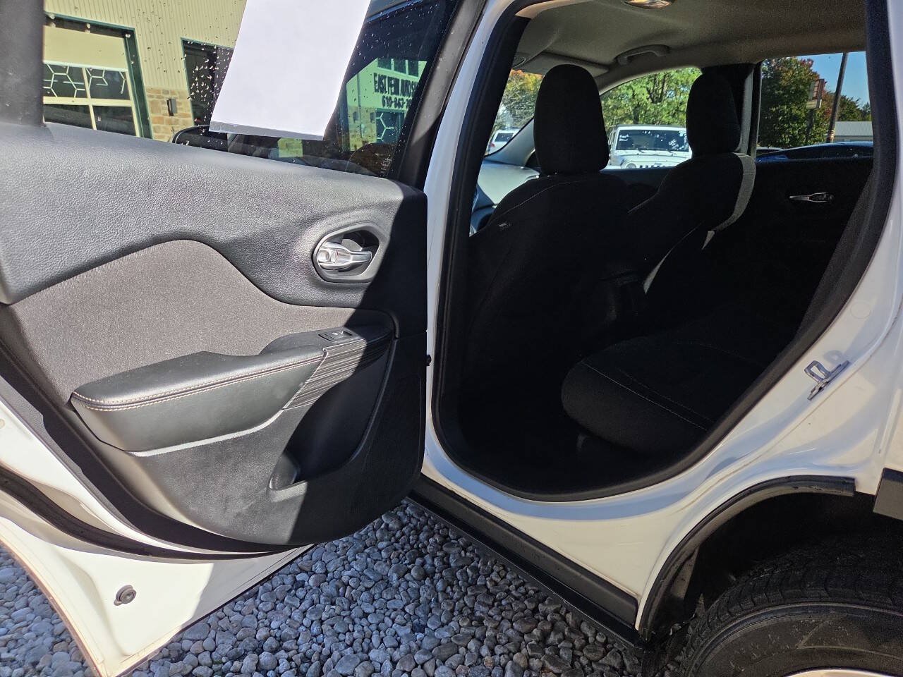 Used 2017 Jeep Cherokee Latitude w/ Comfort & Sound Group AWD/4WD image 15