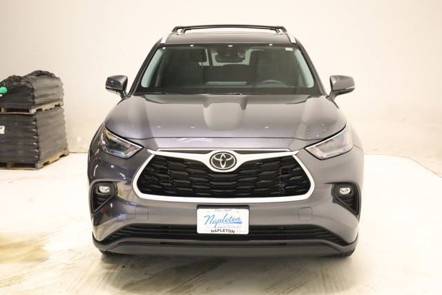 Used 2024 Toyota Highlander XLE image 2