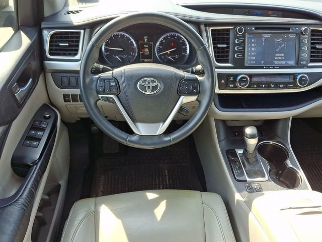 Used 2016 Toyota Highlander XLE w/ Four Season Floor Mat Package image 12