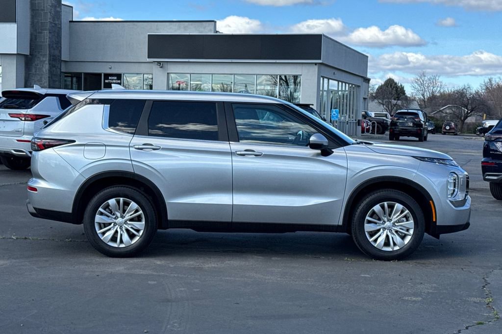 New 2026 Mitsubishi Outlander ES AWD/4WD image 3