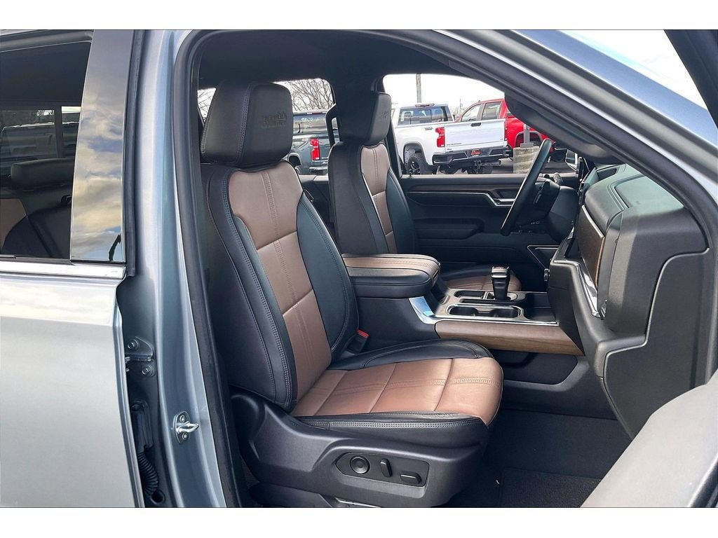 Used 2024 Chevrolet Silverado 1500 High Country w/ Technology Package AWD/4WD image 8