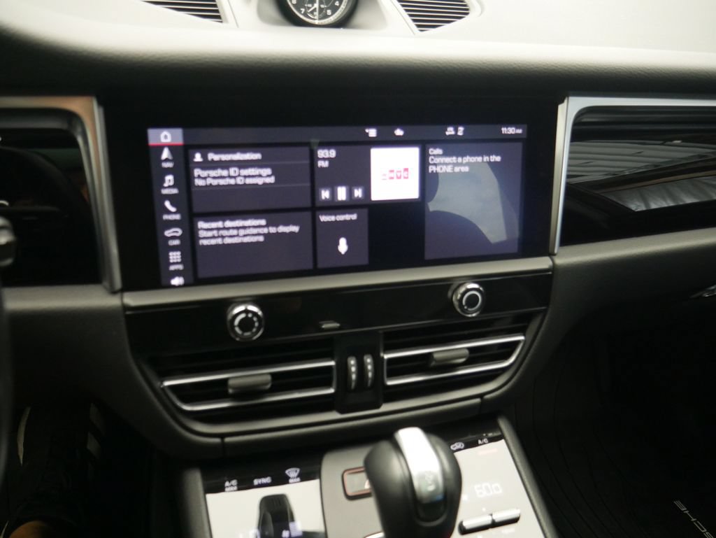 Certified 2023 Porsche Macan AWD/4WD image 32