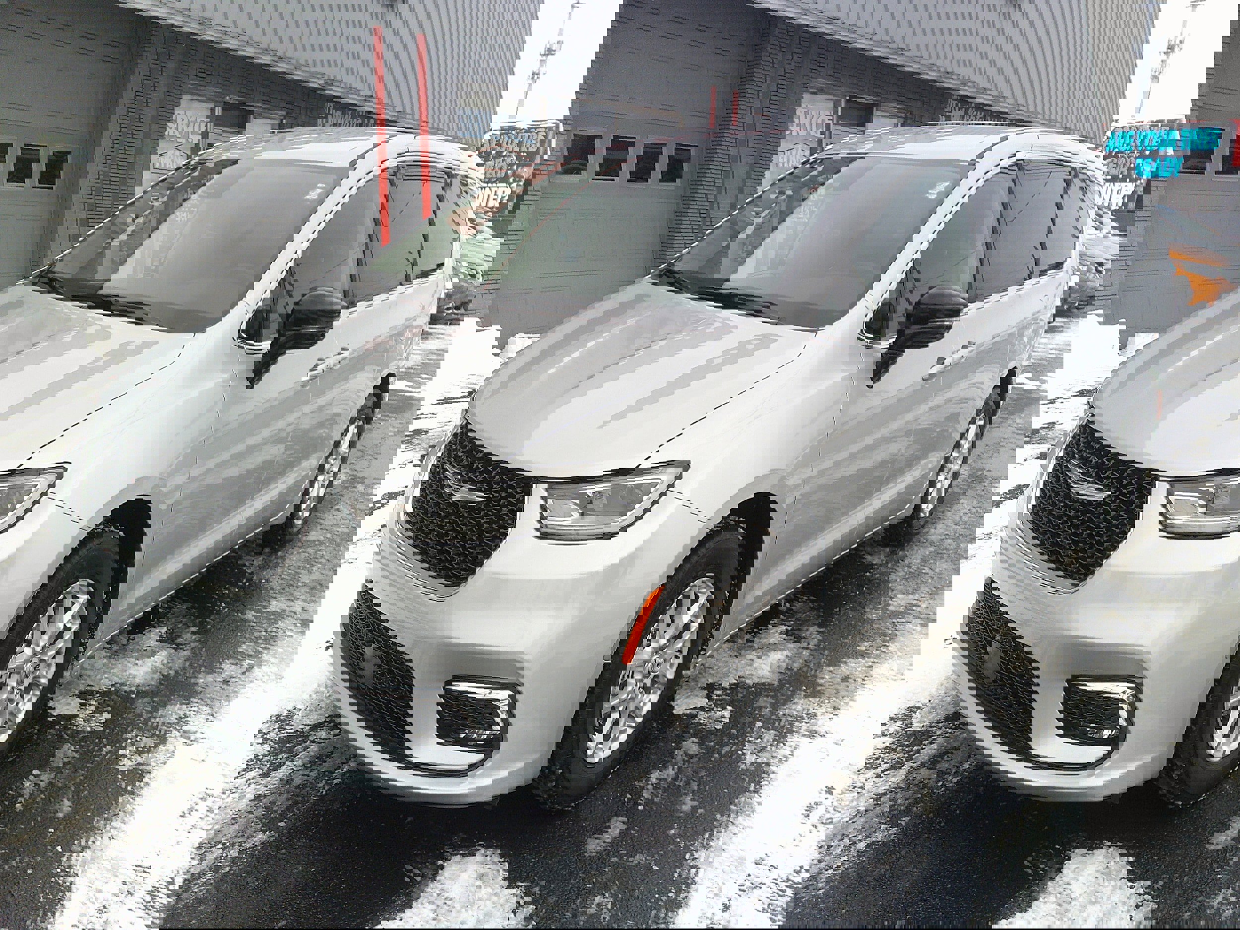 Used 2024 Chrysler Pacifica Touring-L image 11