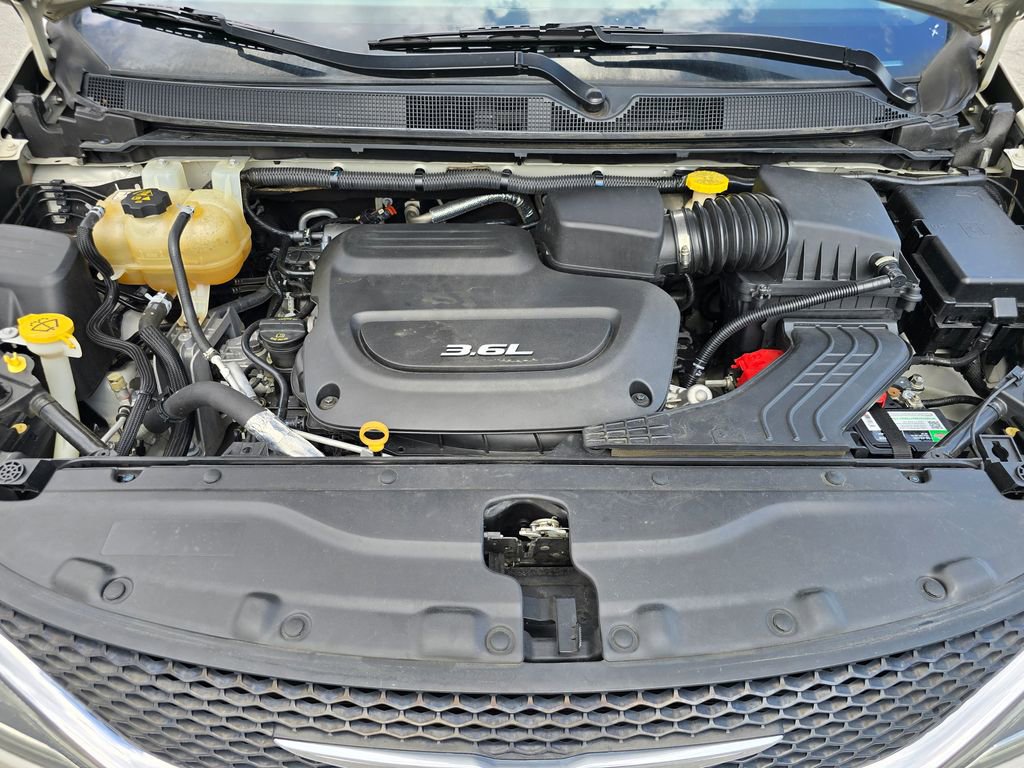 Used 2017 Chrysler Pacifica Touring-L Plus image 21