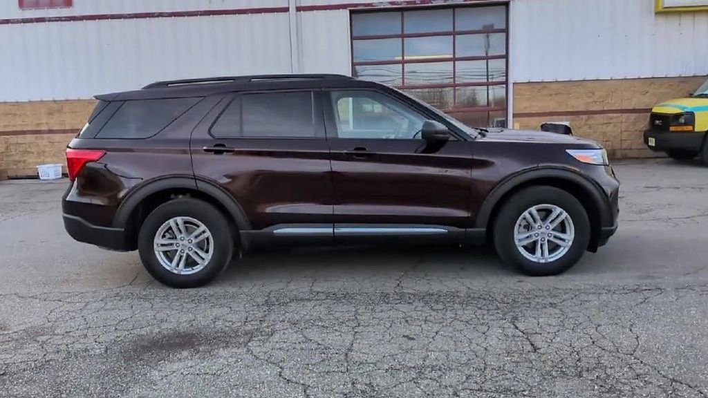 Used 2023 Ford Explorer XLT w/ Equipment Group 202A image 9