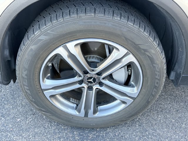 Used 2019 Mercedes-Benz GLC 300 4MATIC image 4