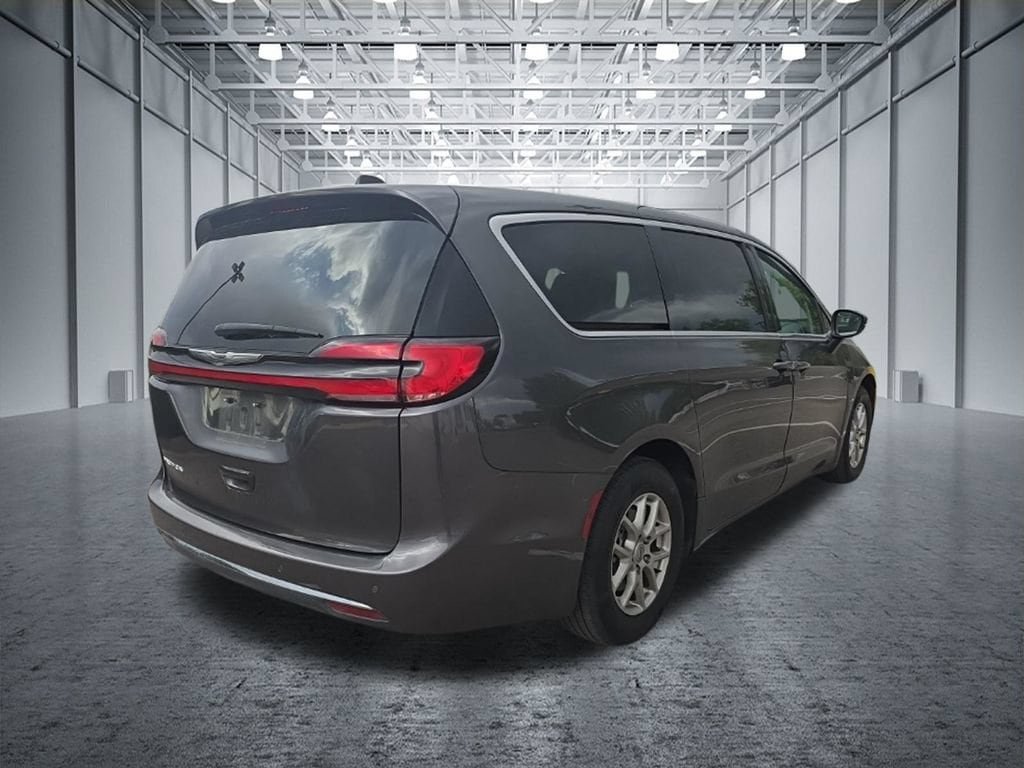 Used 2023 Chrysler Pacifica Touring-L FWD image 7