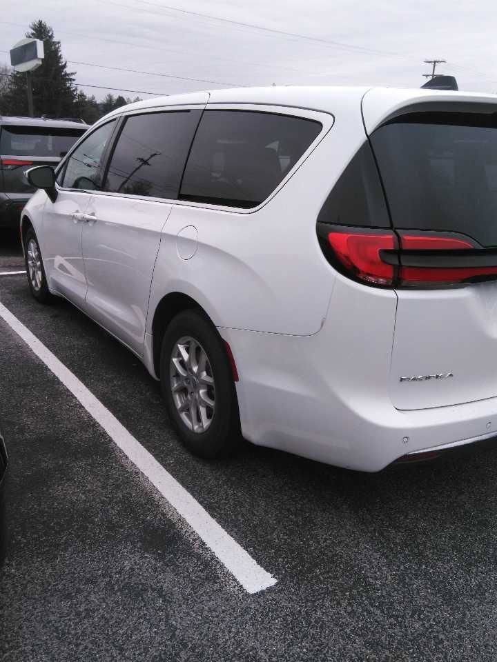 Used 2023 Chrysler Pacifica Touring-L image 3