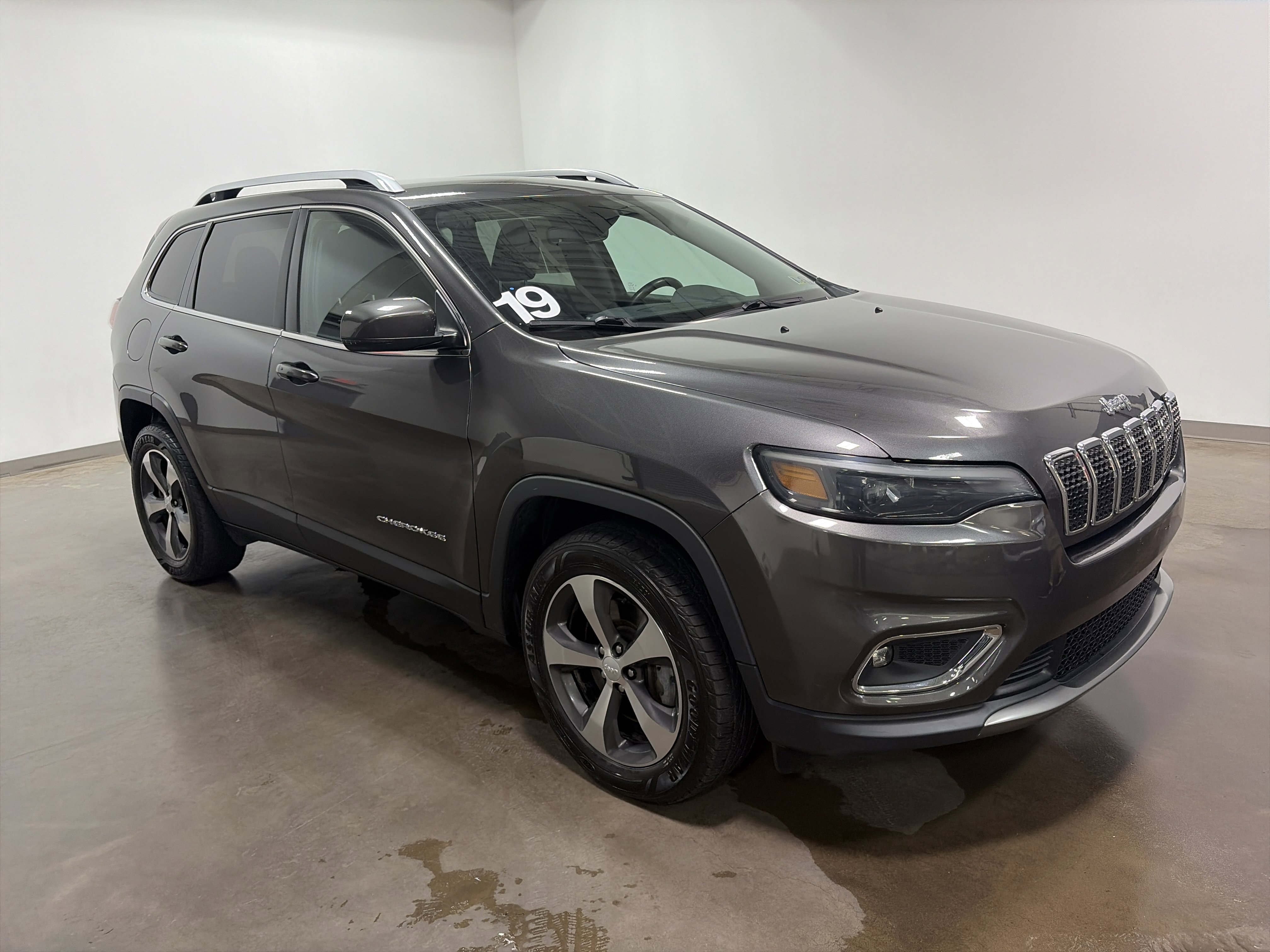 Used 2019 Jeep Cherokee Limited AWD/4WD image 2