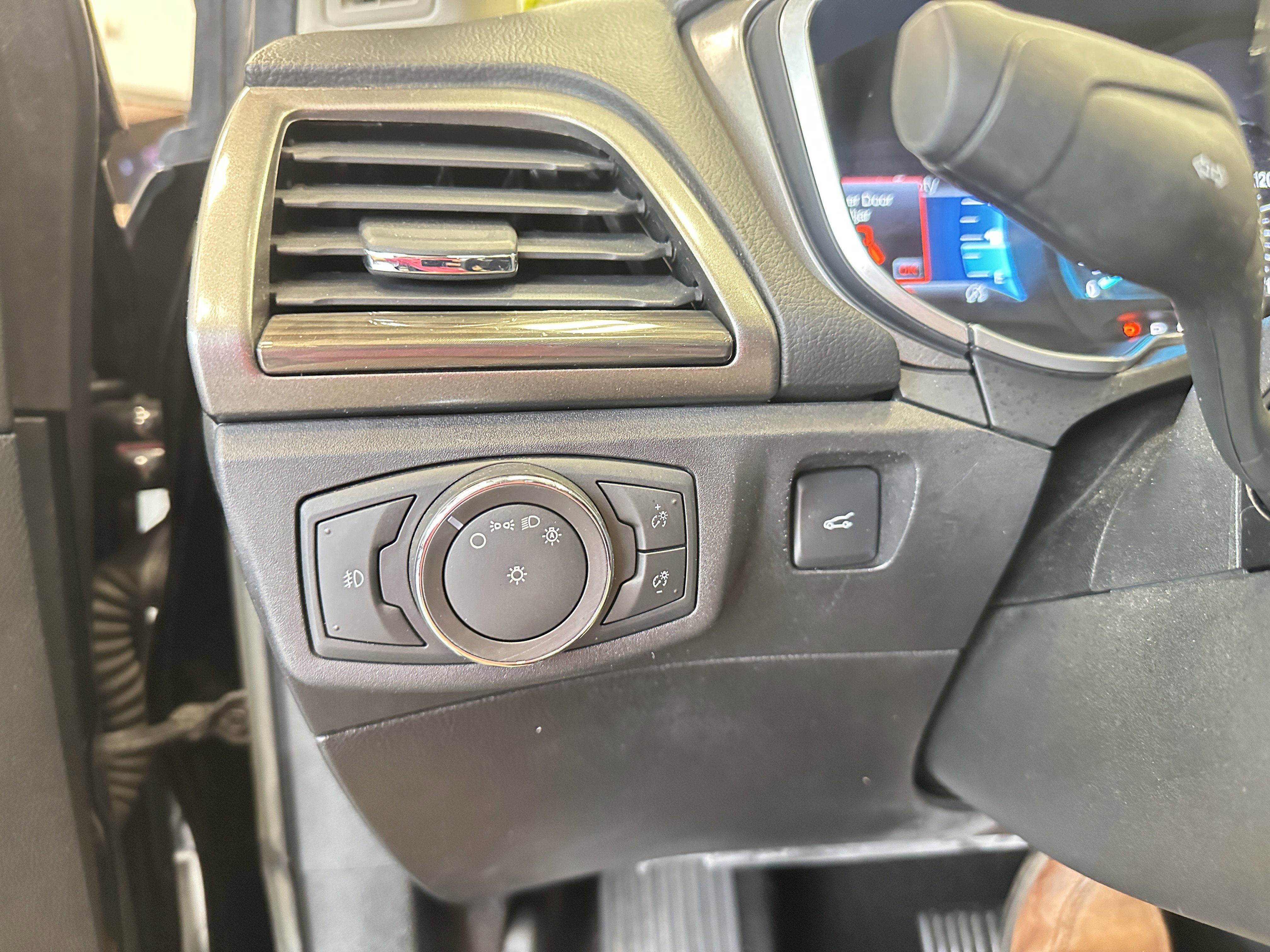 Used 2017 Ford Fusion SE w/ Fusion SE Technology Package image 25