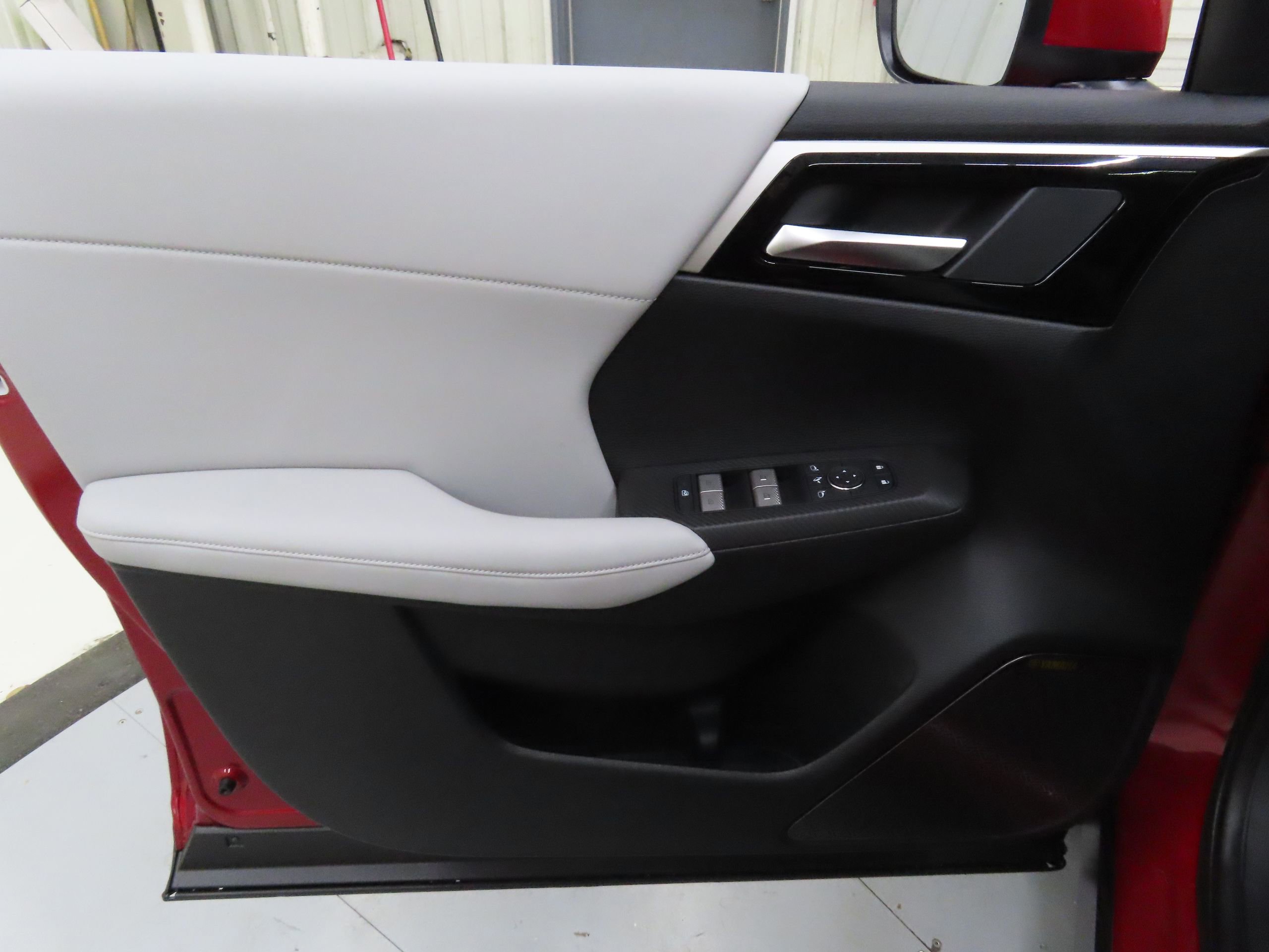 New 2025 Mitsubishi Outlander SE image 9