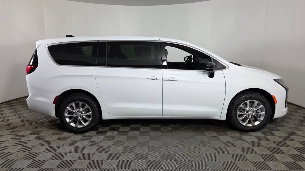 New 2027 Chrysler Pacifica Select AWD/4WD image 8