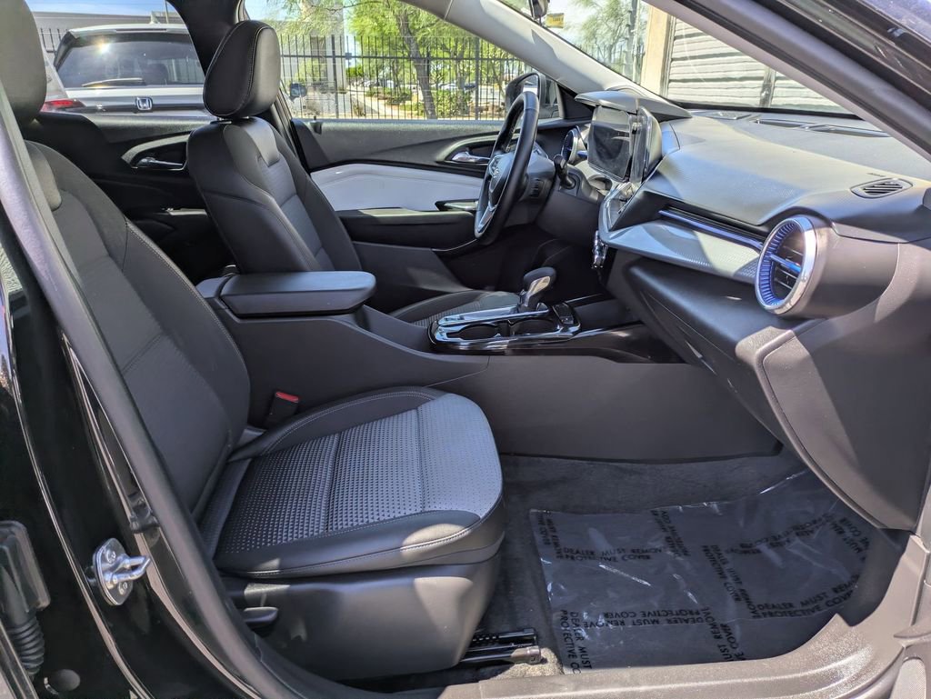 Used 2025 Chevrolet Trax LT w/ LT Convenience Package image 32