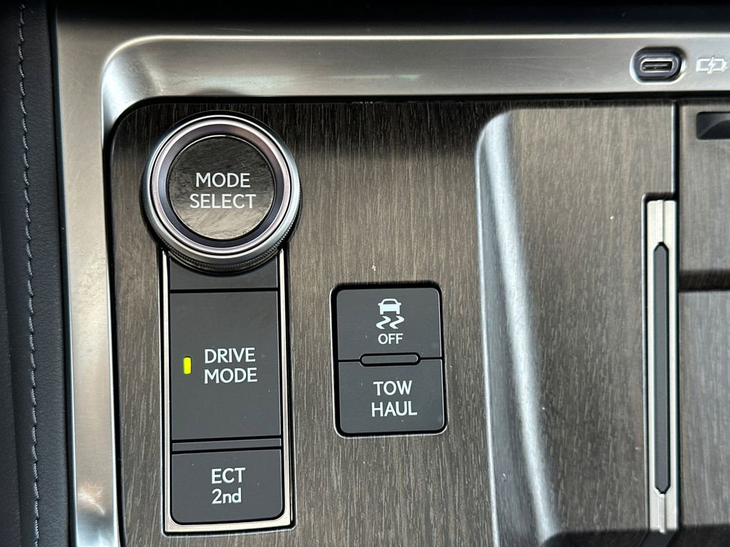 Used 2024 Lexus GX 550 w/ Accessory Package (Z1) image 31