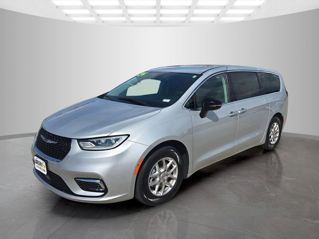 Used 2024 Chrysler Pacifica Touring-L image 4