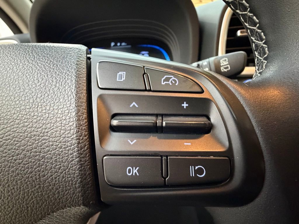 Used 2023 Hyundai Venue SEL FWD image 22
