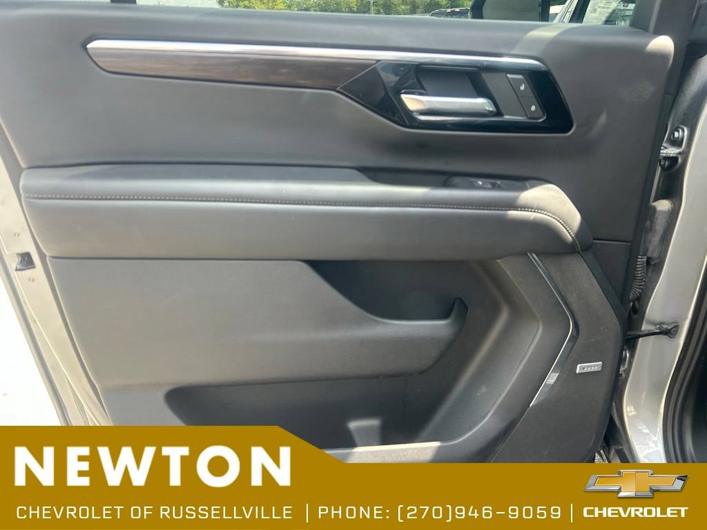 Used 2025 Chevrolet Suburban Z71 w/ Comfort Package AWD/4WD image 38