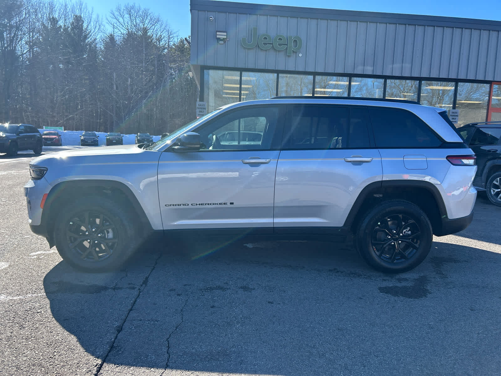 Used 2025 Jeep Grand Cherokee Altitude image 10