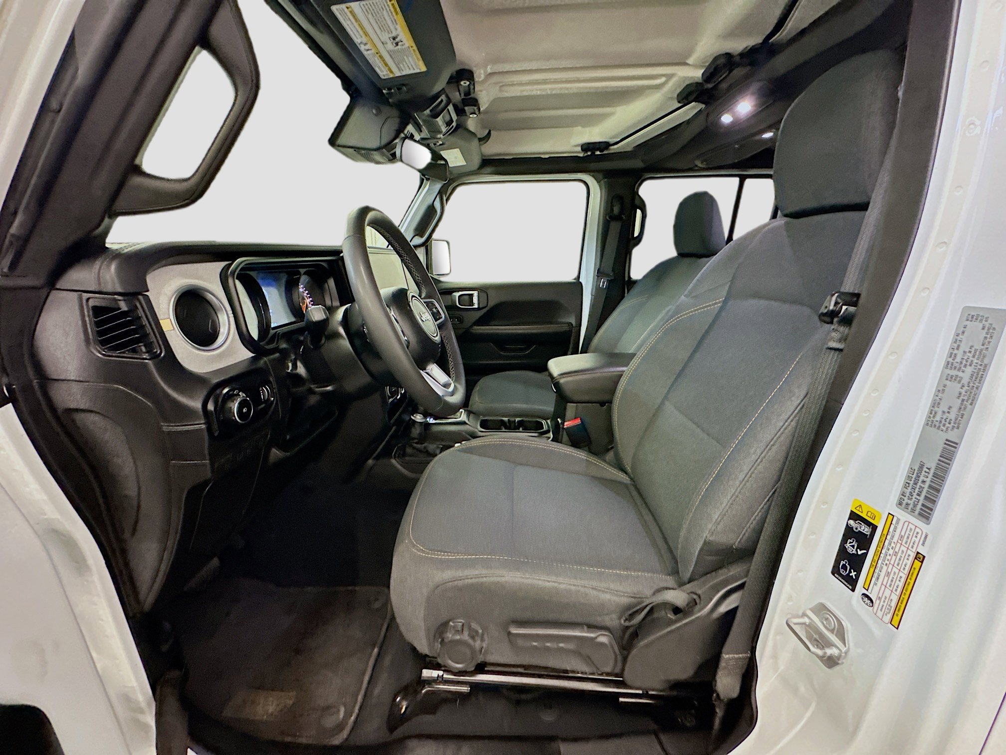 Used 2025 Jeep Wrangler Sahara image 13