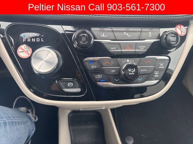 Used 2024 Chrysler Pacifica Select image 17