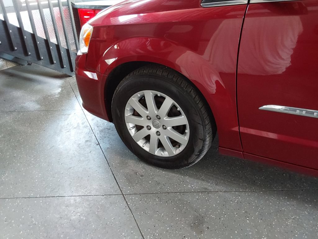 Used 2014 Chrysler Town & Country Touring FWD image 21
