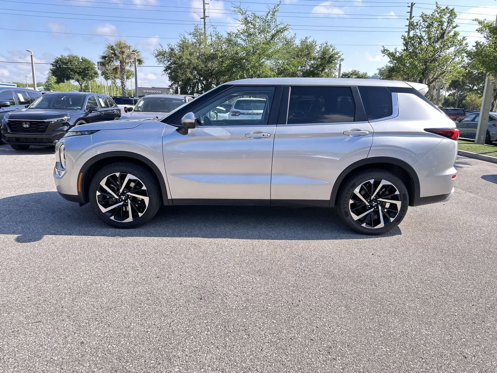 Used 2024 Mitsubishi Outlander SE FWD image 3