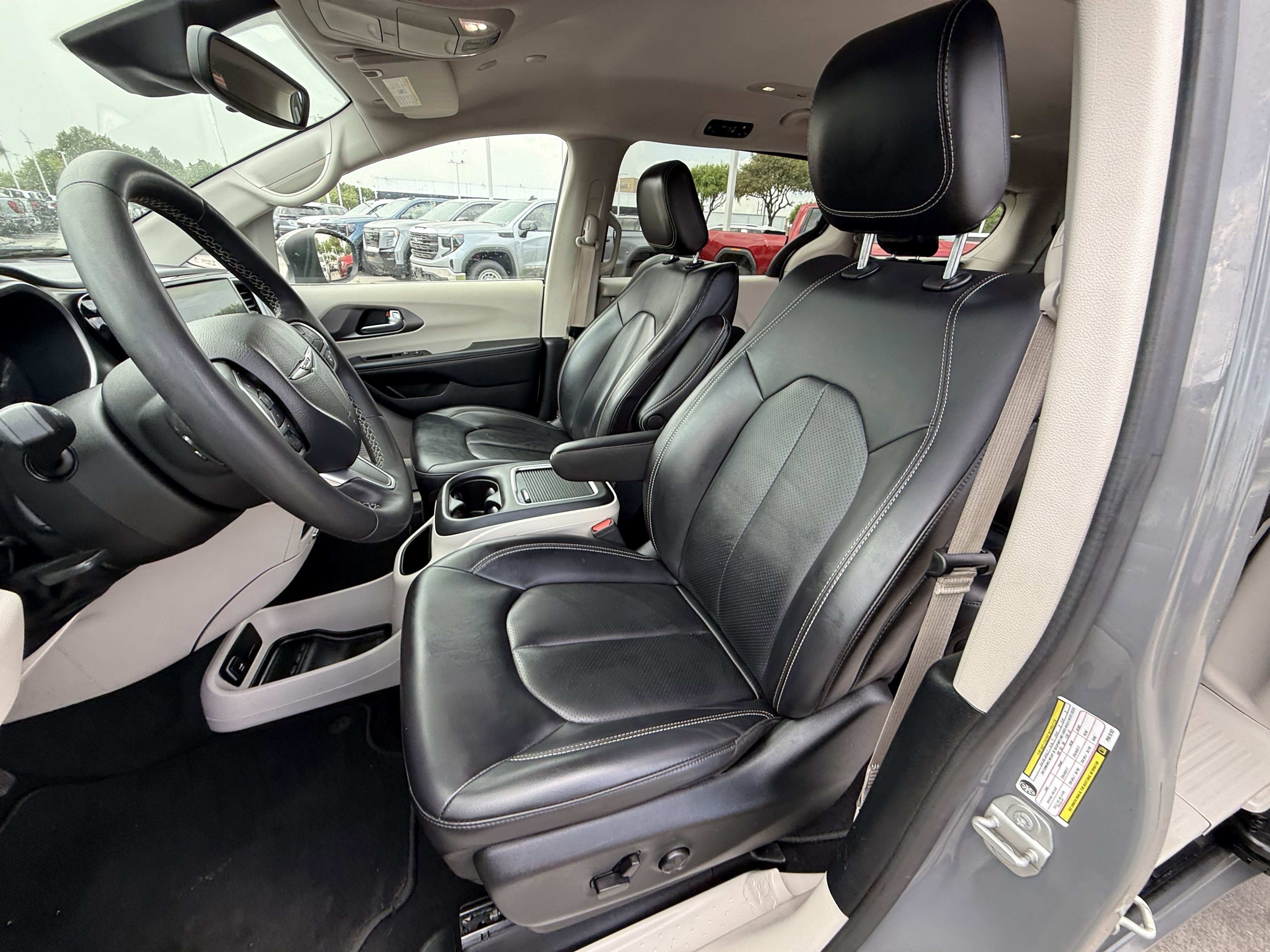 Used 2023 Chrysler Pacifica Touring-L image 26