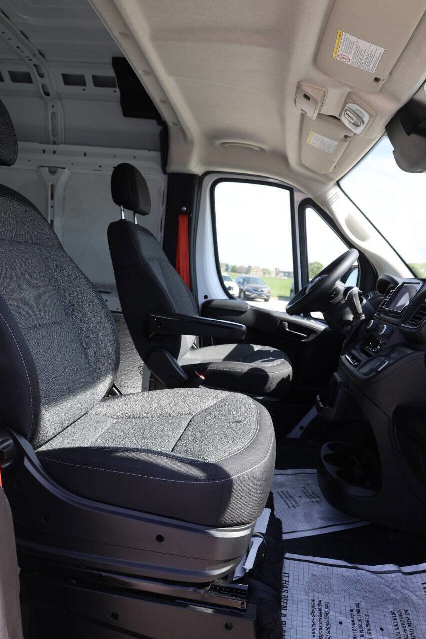 Used 2025 RAM ProMaster 2500 w/ Convenience Group FWD image 17