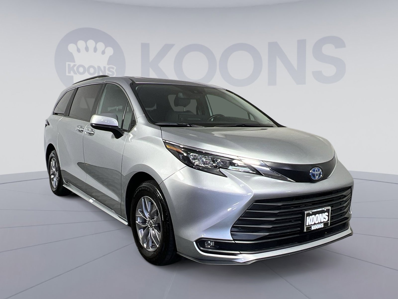 Used 2025 Toyota Sienna XLE image 2