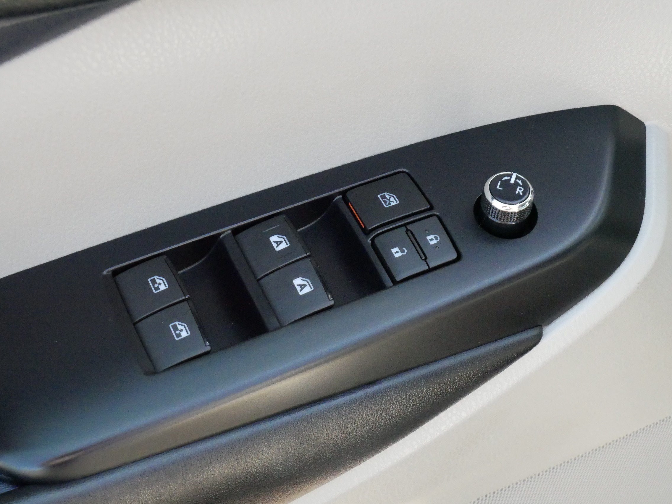 Used 2019 Toyota Highlander XLE AWD/4WD image 19