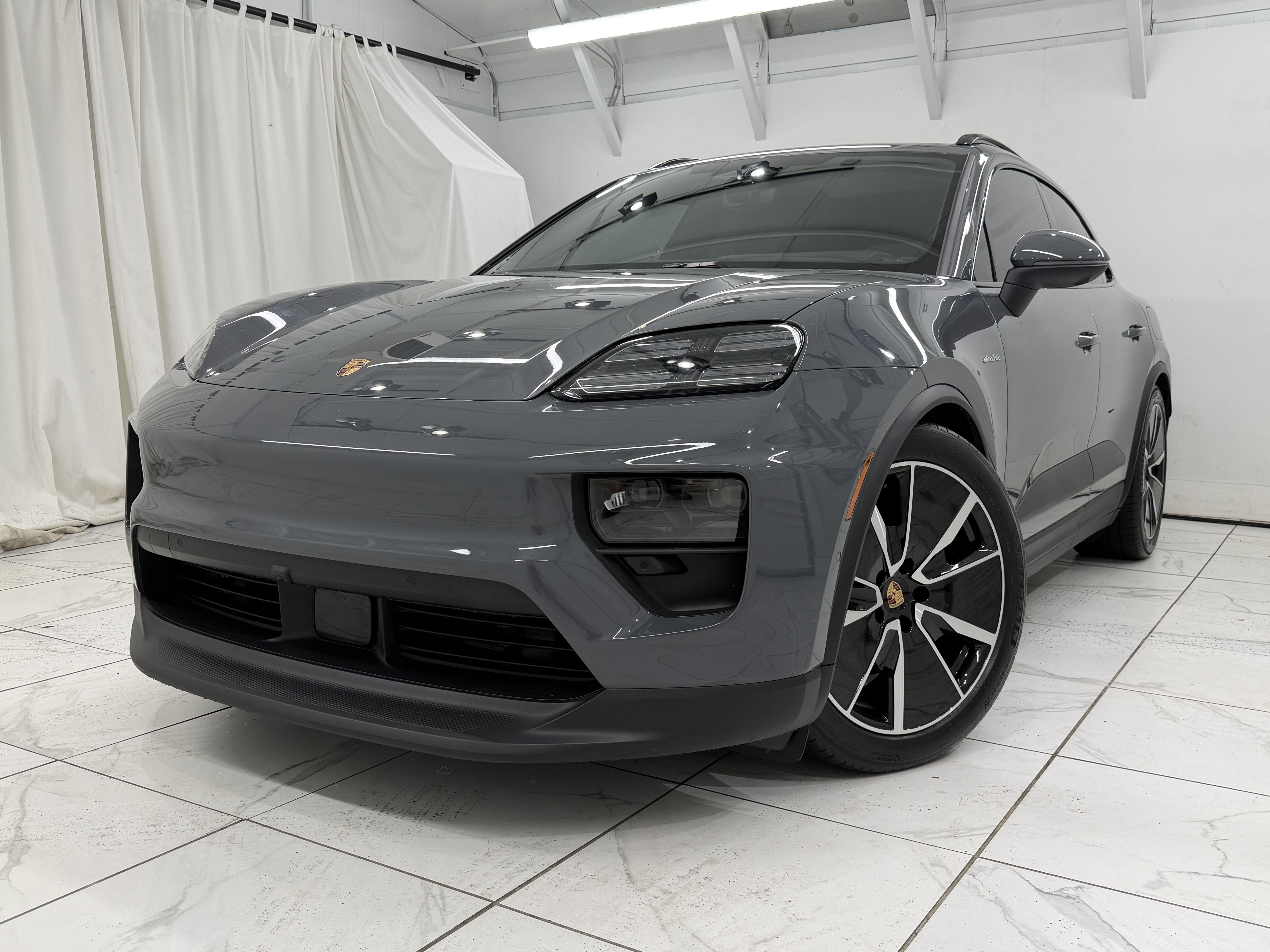 Used 2025 Porsche Macan 4S Electric AWD/4WD image 8