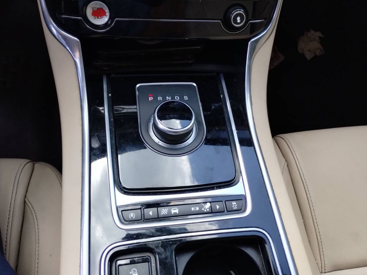 Used 2017 Jaguar XF Premium RWD image 40