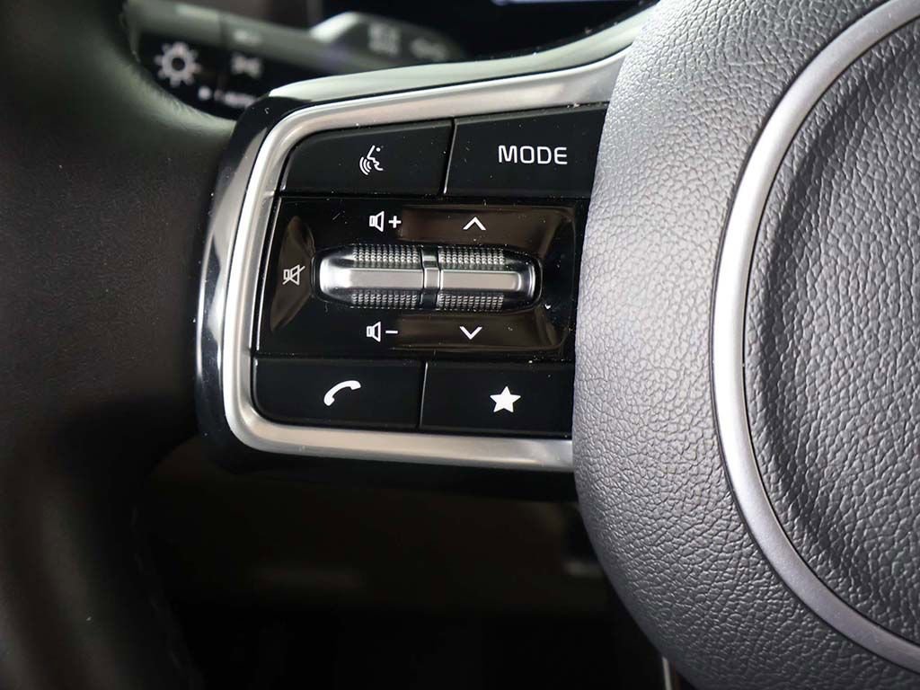 Used 2025 Kia Carnival FWD image 38