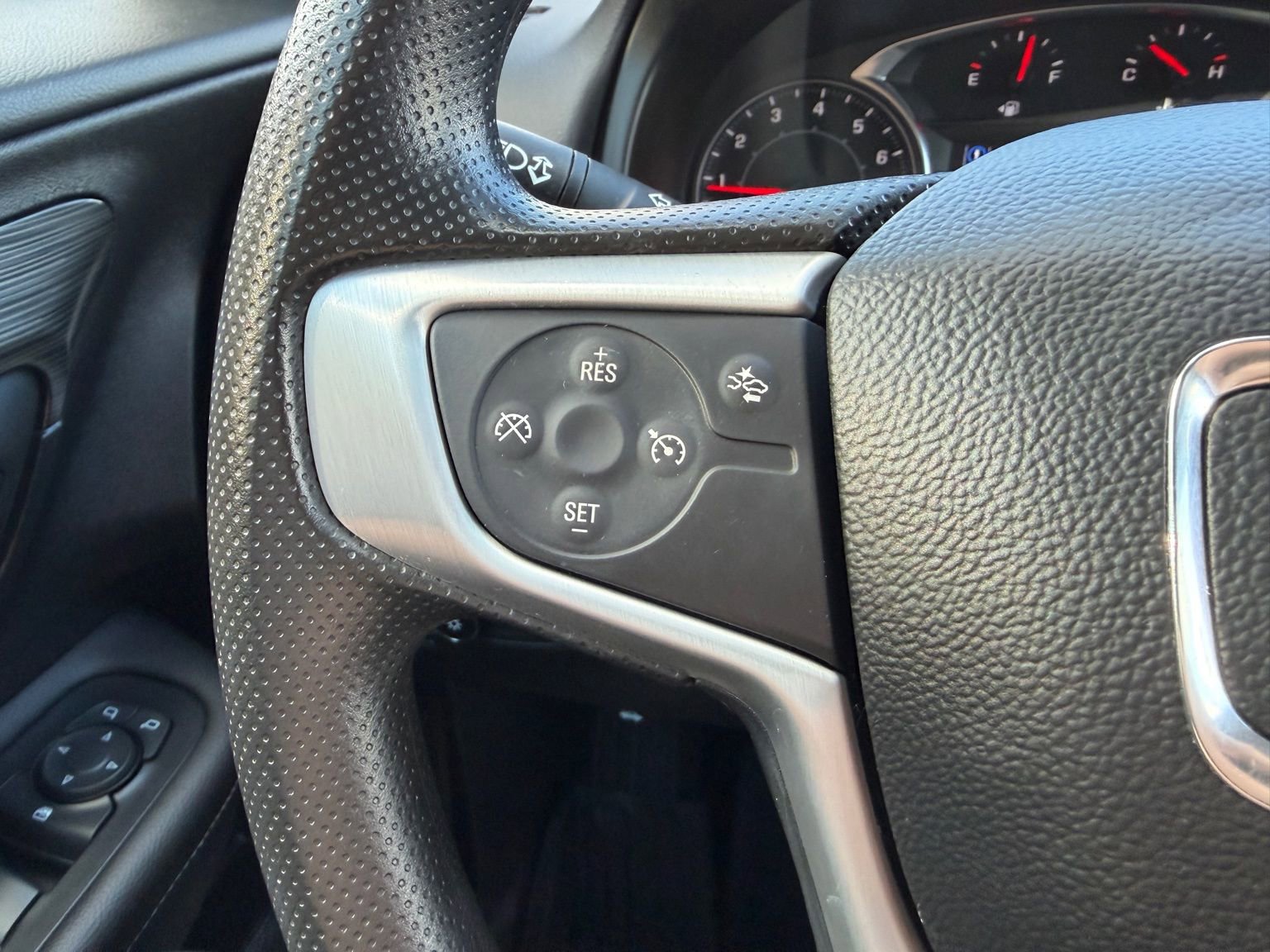 Used 2024 GMC Terrain SLE w/ Driver Convenience Package image 14