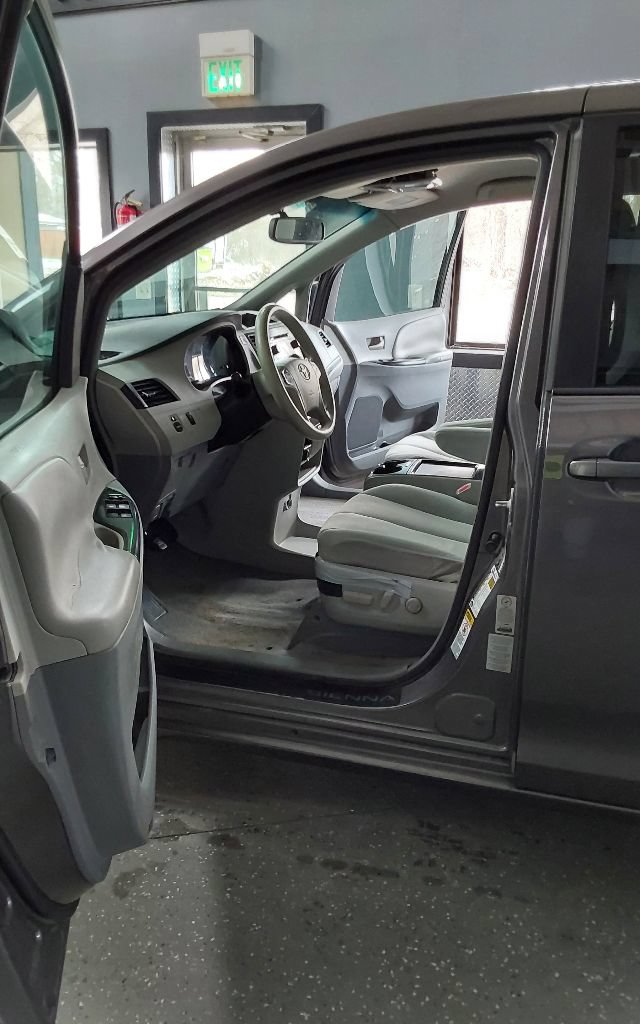 Used 2011 Toyota Sienna LE FWD image 29