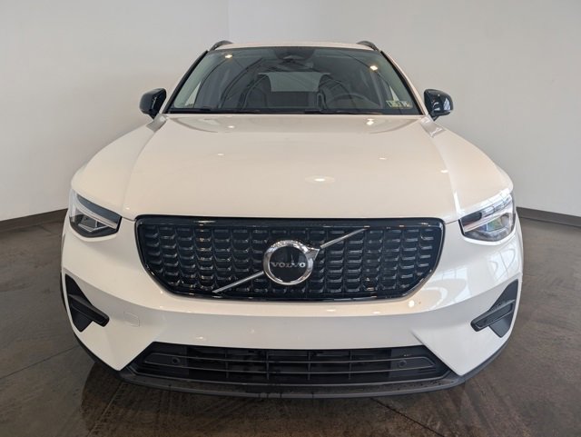 Used 2026 Volvo XC40 B5 Core w/ Climate Package image 2