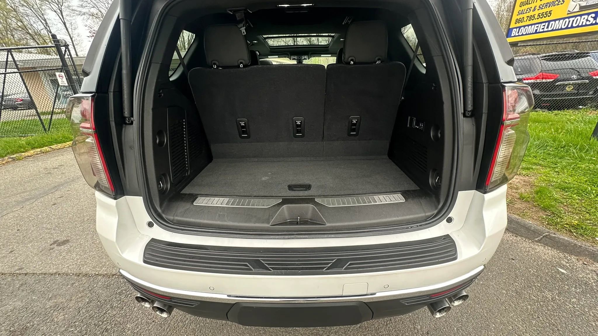 Used 2021 Chevrolet Tahoe Premier w/ Premium Package AWD/4WD image 10