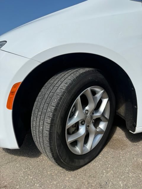 Used 2018 Chrysler Pacifica Touring Plus w/ Tire & Wheel Group FWD image 26