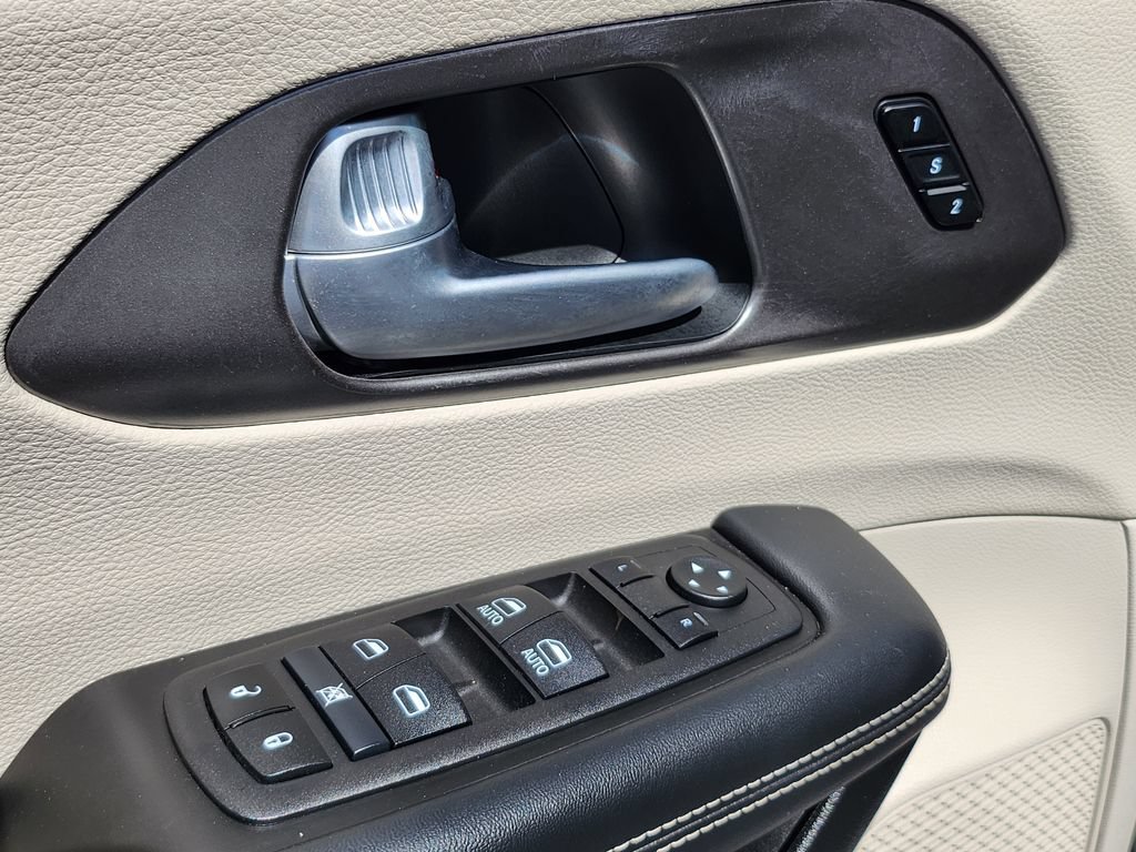 Used 2024 Chrysler Pacifica Touring-L FWD image 35