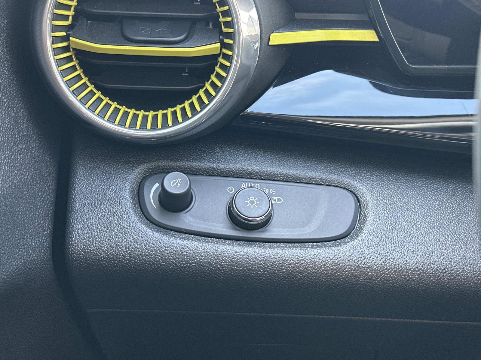 Used 2025 Chevrolet Trax ACTIV w/ Sunroof Package image 25