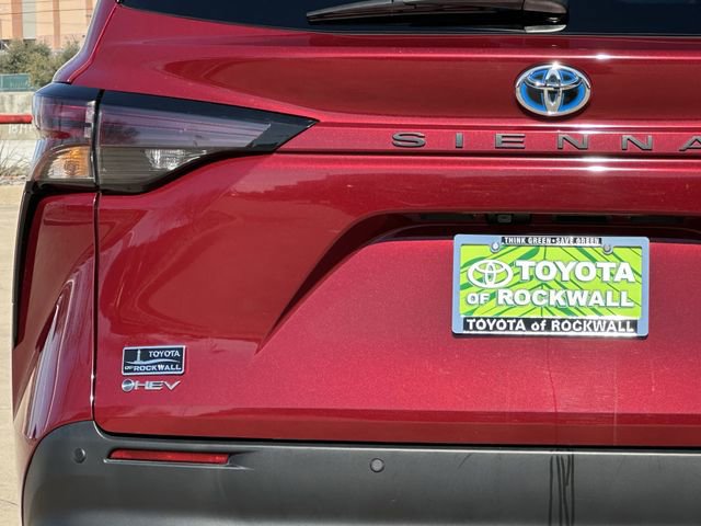 Used 2025 Toyota Sienna XLE image 5