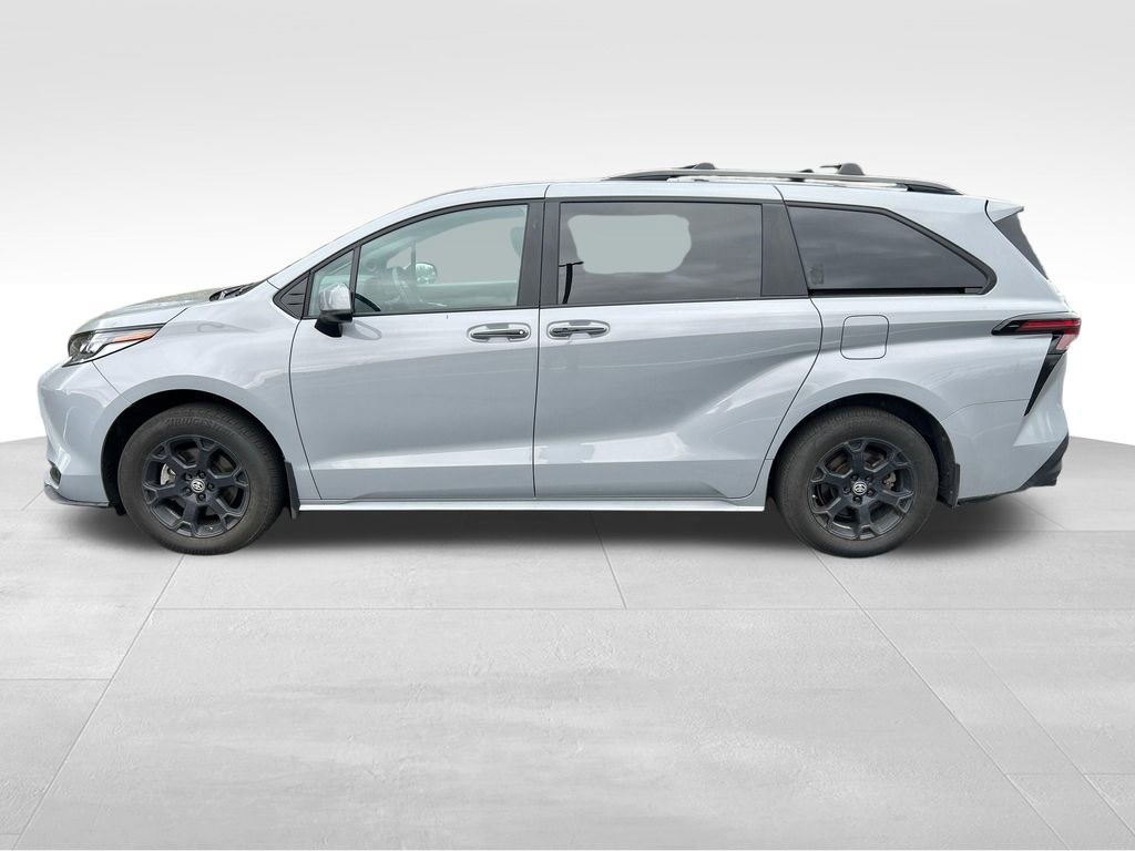Used 2025 Toyota Sienna XLE Woodland Edition AWD/4WD image 2