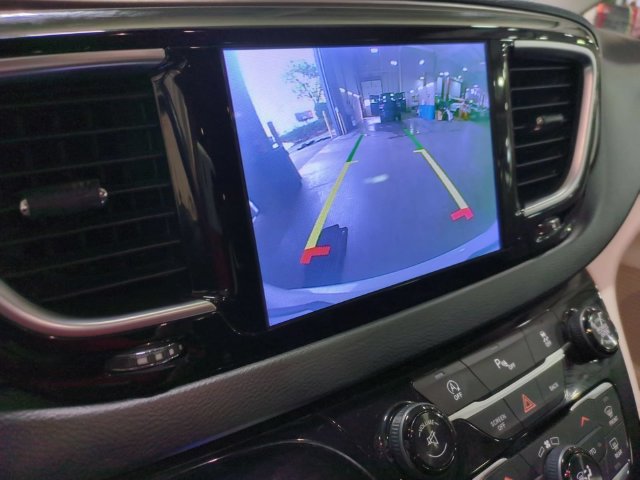 Used 2017 Chrysler Pacifica Touring-L Plus FWD image 25