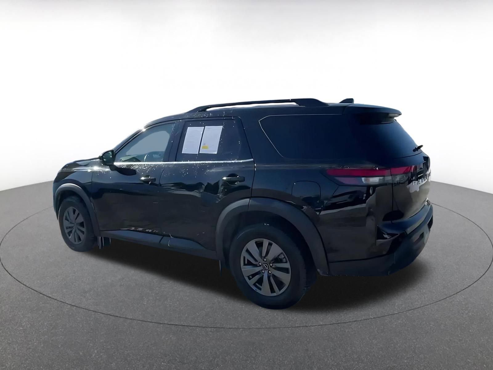 Used 2025 Nissan Pathfinder SV image 10